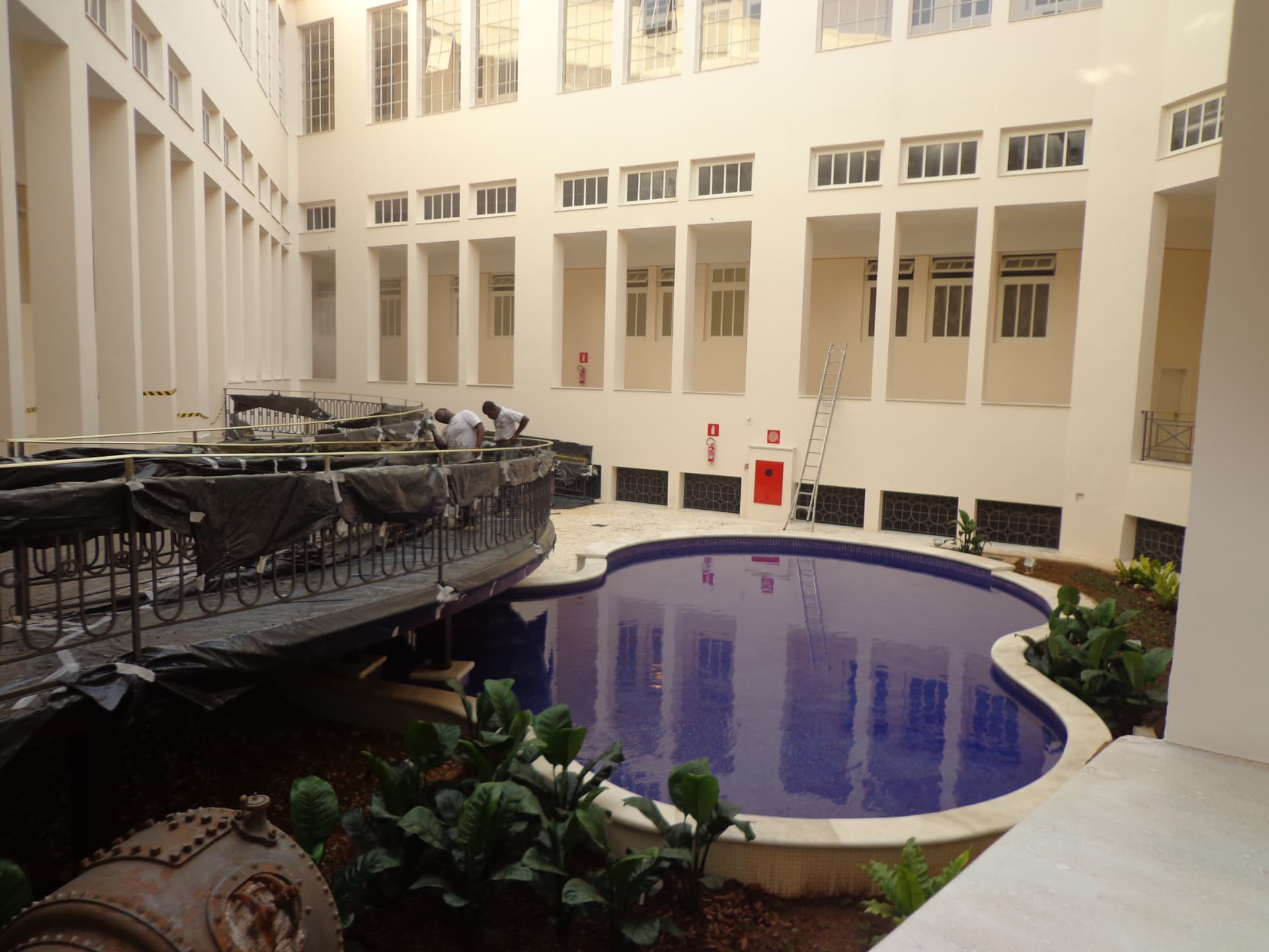 Equipa da Gustavo Pinturas em obra de pintura num edifício com piscina interior
